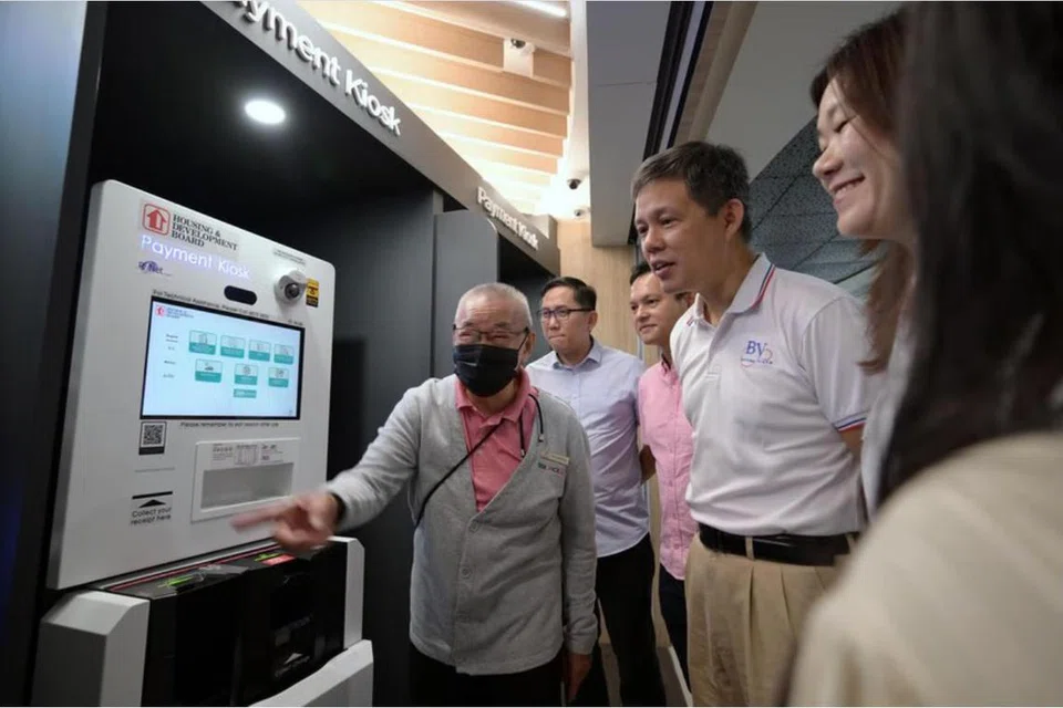 Menteri Bertanggungjawab bagi Perkhidmatan Awam, Encik Chan Chun Sing, di pusat ServiceSG yang baru di Pusat Sivik Woodlands pada 15 Mac.