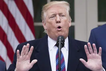 ANCAM TUTUP PEMERINTAHAN: Encik Donald Trump mengancam mengambil langkah tertentu untuk membina tembok di sempadan Mexico, yang menurutnya diperlukan bagi membendung kemasukan pendatang haram dan dadah ke Amerika Syarikat.