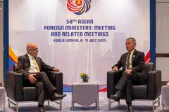 Menteri Ehwal Luar, Dr Vivian Balakrishnan (kanan), bertemu Menteri Perancangan dan Kerjasama Antarabangsa Palestin, Dr Estephan Salameh, sempena Pertemuan Menteri Luar Asean (AMM) yang diadakan di Kuala Lumpur, Malaysia.