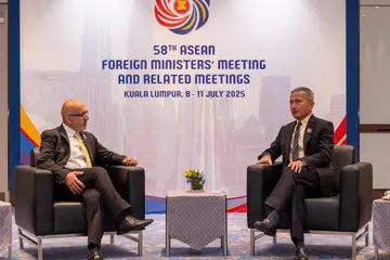Menteri Ehwal Luar, Dr Vivian Balakrishnan (kanan), bertemu Menteri Perancangan dan Kerjasama Antarabangsa Palestin, Dr Estephan Salameh, sempena Pertemuan Menteri Luar Asean (AMM) yang diadakan di Kuala Lumpur, Malaysia.