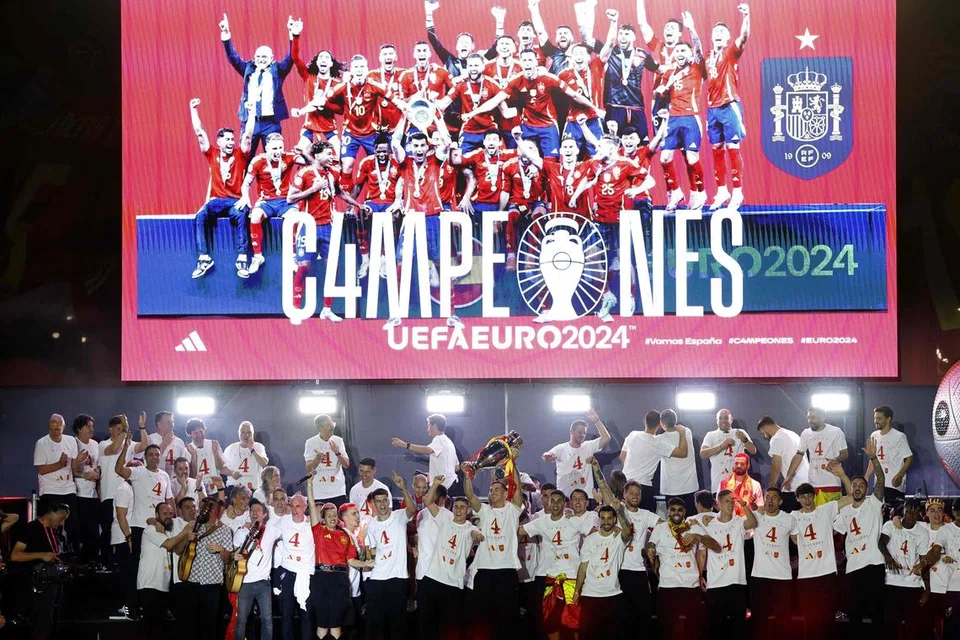Pemain nasional Sepanyol menyambut trofi kejuaraan Euro 2024 di Dataran Cibeles bersama penyokong Sepanyol. 