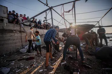 Penduduk Gaza memeriksa sebuah kafe yang musnah akibat serangan udara Israel di pelabuhan Gaza berhampiran pantai di Bandar Gaza pada 18 Ogos 2026. Serangan berterusan ketika pemerintahan Presiden Amerika Syarikat, Encik Donald Trump, mengumumkan peruntukan lebih AS$206 juta ($262 juta) bagi membiayai Pasukan Penstabilan Antarabangsa (ISF), yang dirancang membantu operasi keselamatan, penghantaran bantuan dan pembangunan semula Gaza.