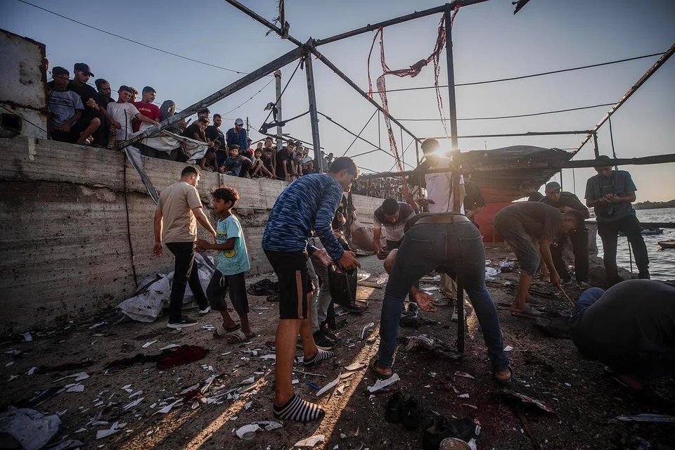 Penduduk Gaza memeriksa sebuah kafe yang musnah akibat serangan udara Israel di pelabuhan Gaza berhampiran pantai di Bandar Gaza pada 18 Ogos 2026. Serangan berterusan ketika pemerintahan Presiden Amerika Syarikat, Encik Donald Trump, mengumumkan peruntukan lebih AS$206 juta ($262 juta) bagi membiayai Pasukan Penstabilan Antarabangsa (ISF), yang dirancang membantu operasi keselamatan, penghantaran bantuan dan pembangunan semula Gaza.