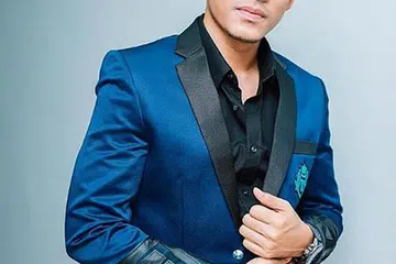 TIDAK LUPA DIRI: Penyanyi Khai Bahar akui kepopularan tidak akan membuat beliau lupa tentang asal-usulnya dan bagaimana beliau terpaksa berkorban khususnya di awal pembabitannya dalam dunia seni. - Foto MYNEWSHUB