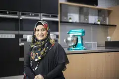 TEMPUH BANYAK CABARAN SEBELUM BERJAYA: Cef Siti Mastura Awi mengambil masa sekitar setahun sebelum bangkit dengan keyakinan baru selepas diberhentikan kerja satu ketika dahulu. Dengan duit pampasan yang diterima, beliau mengambil kursus diploma membuat kek. - Foto HARITH MUSTAFFA