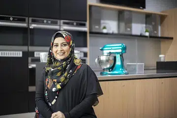 TEMPUH BANYAK CABARAN SEBELUM BERJAYA: Cef Siti Mastura Awi mengambil masa sekitar setahun sebelum bangkit dengan keyakinan baru selepas diberhentikan kerja satu ketika dahulu. Dengan duit pampasan yang diterima, beliau mengambil kursus diploma membuat kek. - Foto HARITH MUSTAFFA