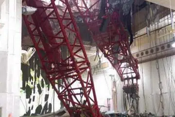 TRAGEDI DI MAKKAH: Seramai 107 orang terkorban apabila kren ini tumbang di Masjidil Haram pada September tahun lalu. - Foto fail