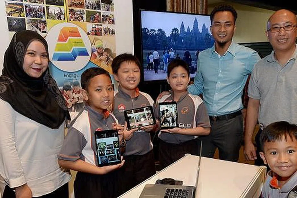 WAKIL SEKOLAH RENDAH EDGEFIELD: (Dari kiri) Guru Kelab Fotografi, Cik Ili Sakinah, dan Ketua Jabatan Sekolah dan Pengendali Program Seni, Encik Muhammad Azhari, serta Instruktor Fotografi dan Pengurus Media, Encik Joe Norzlan, bersama pelajar sekolah itu, termasuk Muhd Harris Norzlan (dua dari kiri), mempamerkan karya seni mereka yang berfokus kepada fotografi. - Foto TUKIMAN WARJI