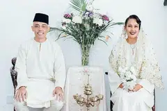 AKHIRNYA MAHLIGAI DIBINA: Persahabatan 15 tahun bagi Joe Flizzow (kiri) dan Marini Ramlan berakhir di jenjang pelamin selepas majlis pernikahan awal yang dijadualkan pada 4 April lalu terpaksa ditunda kepada 26 Jun lalu kerana Perintah Kawalan Pergerakan ekoran wabak Covid-19. - Foto INSTAGRAM MARINI RAMLAN