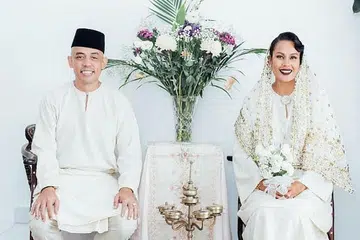AKHIRNYA MAHLIGAI DIBINA: Persahabatan 15 tahun bagi Joe Flizzow (kiri) dan Marini Ramlan berakhir di jenjang pelamin selepas majlis pernikahan awal yang dijadualkan pada 4 April lalu terpaksa ditunda kepada 26 Jun lalu kerana Perintah Kawalan Pergerakan ekoran wabak Covid-19. - Foto INSTAGRAM MARINI RAMLAN