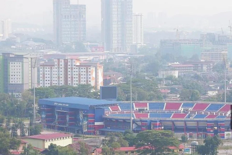 JEREBU MELANDA: Pemandangan di sekitar Larkin agak kabur dek diselubungi jerebu dengan  bacaan Indeks Pencemaran Udara (IPU) mencecah 156 atau paras tidak sihat. Dua lagi kawasan, Pasir Gudang dan Batu Pahat, juga catat API tidak sihat. 