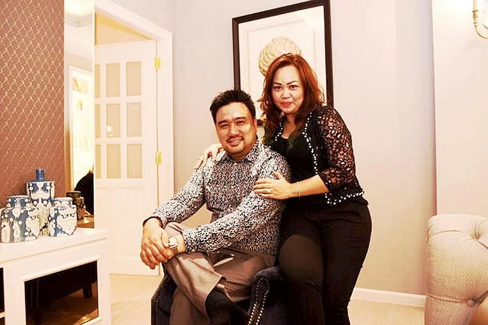 PELABURAN REALITI MAYA: Pasangan suami isteri Toni Zulkifli Woo dan Rita Tohiroh melabur $5,000 bagi sistem VR di firma mereka, Vivere Design Studio. 