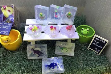 COMEL DAN MENARIK: Sabun-sabun yang diselitkan di dalamnya mainan kecil yang dihasilkan Cik Ida Iryani untuk galak kanak-kanak rajin cuci tangan.