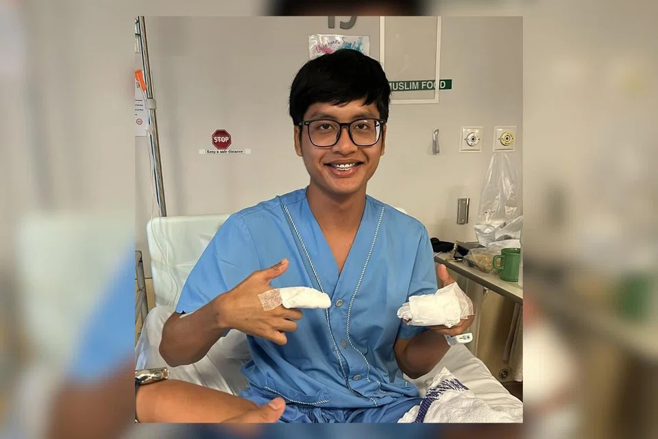 Anggota Perkhidmatan Negara Sepenuh Masa (NSF), Encik Ilham Jufri, menerima kira-kira dua atau tiga jahitan di tiga jarinya setelah digigit seekor anjing yang diselamatkannya pada 3 Ogos.