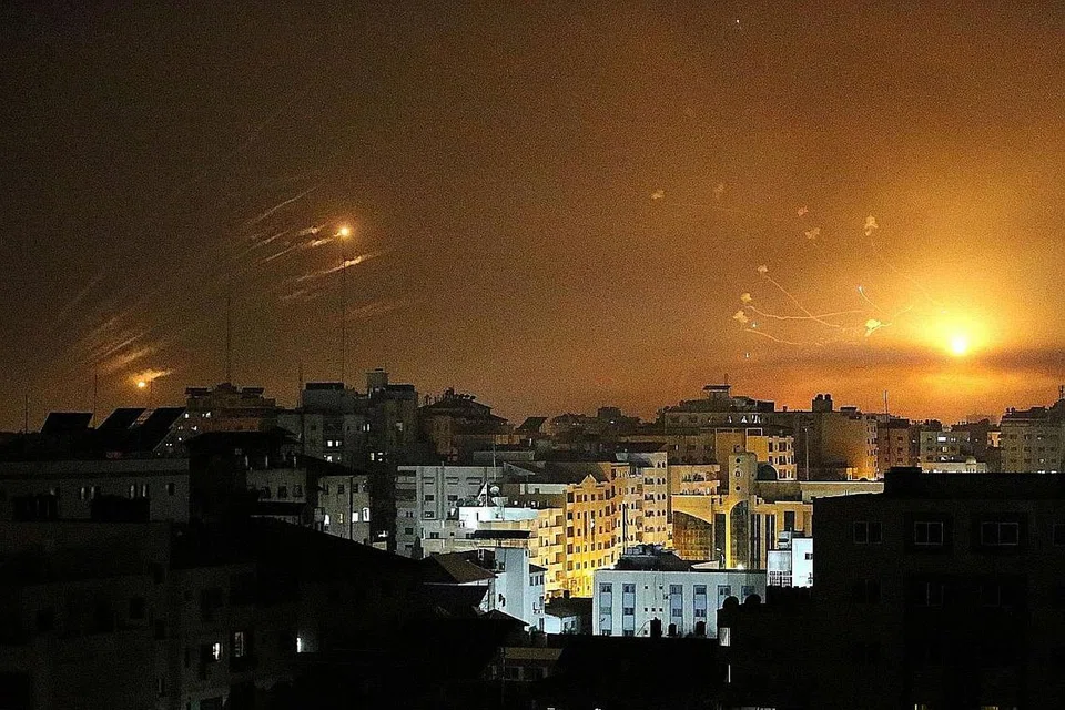 TANGKIS SERANGAN: Sistem pertahanan antiroket, Iron Dome, milik Israel telah menangkis ratusan roket yang menghujani Tel Aviv semalam, yang dipercayai dilancarkan dari Jaluran Gaza. - Foto REUTERS 