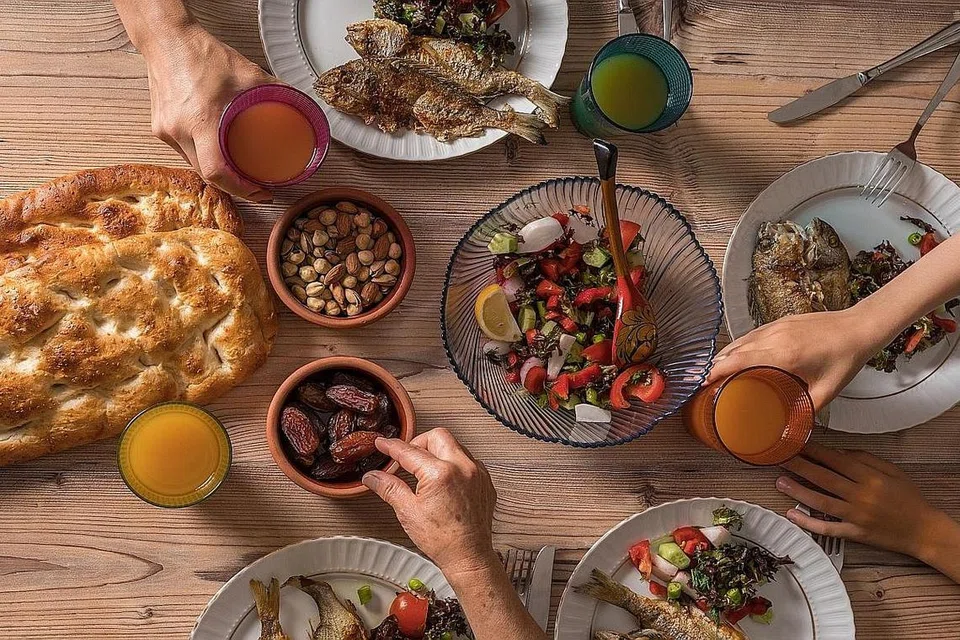 PILIHAN MAKANAN SIHAT: Beraneka pilihan makanan boleh anda hidangkan semasa iftar atau sahur. Pemilihan makanan yang sihat ini juga akan menjamin kesihatan anda untuk terus menjalani ibadah puasa di bulan mulia ini. - Foto ISTOCKPHOTO