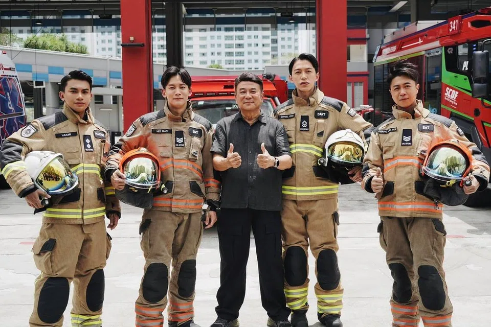 Antara pelakon filem ‘Ah Boys To Firefighters’ ialah (dari kiri) Zhin Sadali, Noah Yap, Tosh Zhang dan Maxi Lim, bersama pengarahnya, Jack Neo (tengah).