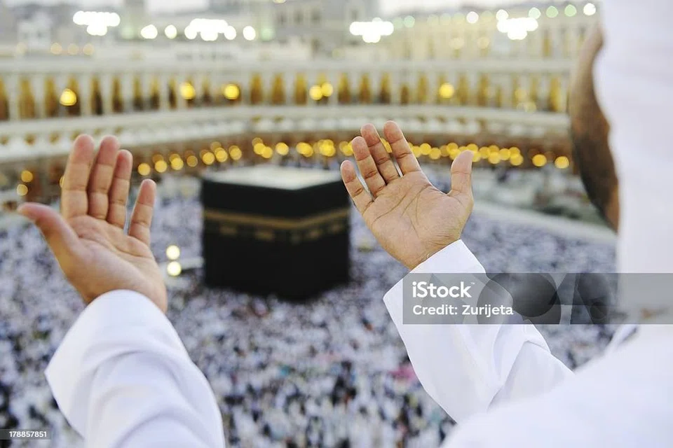 Terasa teramat teringin untuk bertalbiah menyahut panggilan Allah swt untuk menunaikan haji dan nertawaf di keliling Kaabah? Sebenarnya, di mana pun kita berada, kita, juga berpeluang dan dituntut menyahut seruan Allah. Sesungguhnya Allah Maha Pengasih dan Memberi peluang pada semua hamba-Nya untuk meraihnya.