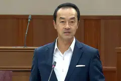 Menteri Negara Kanan (Tenaga Manusia), Dr Koh Poh Koon, berkata pemegang pas lawatan jangka panjang (LTVP) atau LTVP-Plus dengan Surat Kebenaran (LOC) atau LOC Pralulus boleh  diambil untuk bekerja sebagai pembantu penjaja mulai 1 Januari 2025.