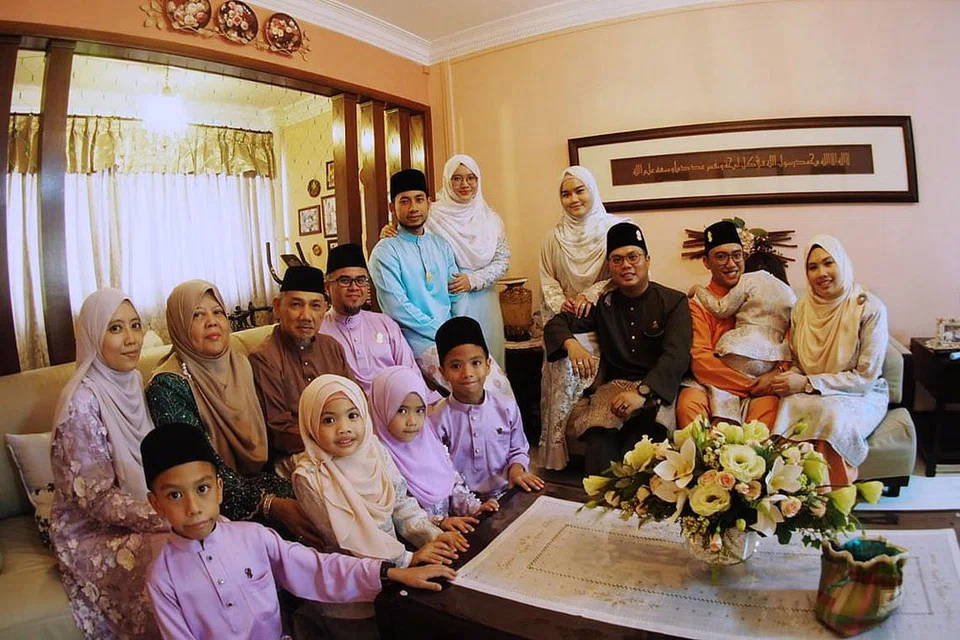 GEMBIRA DAPAT BERTEMU: Encik Mohamed Firdaus (dua dari kanan) akan bergilir-gilir bersama adik-beradik beliau serta ahli keluarga lain untuk bertemu kedua ibu bapanya, Cik Rafeah Jamil (dua dari kiri) dan Encik Mohamed Mokhtar Hassan (tiga dari kiri), setelah tempoh pemutus litar ini. Gambar diambil ketika sambutan Hari Raya tahun lalu. - Foto ihsan MOHAMED FIRDAUS MOHAMED MOKHTAR