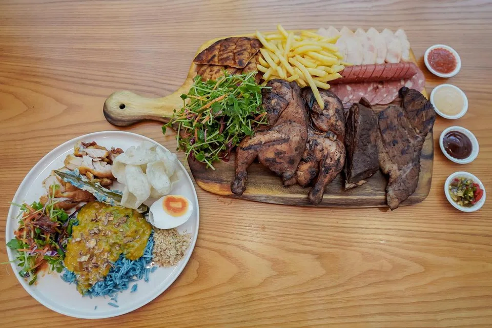 HIDANGAN POPULAR: ‘Salai Platter’ (kanan) berharga $65 dan sesuai dimakan hingga empat orang. Nasi Kerabu (kiri) berharga $8 adalah menu baru oleh Salai by Meatdrop.