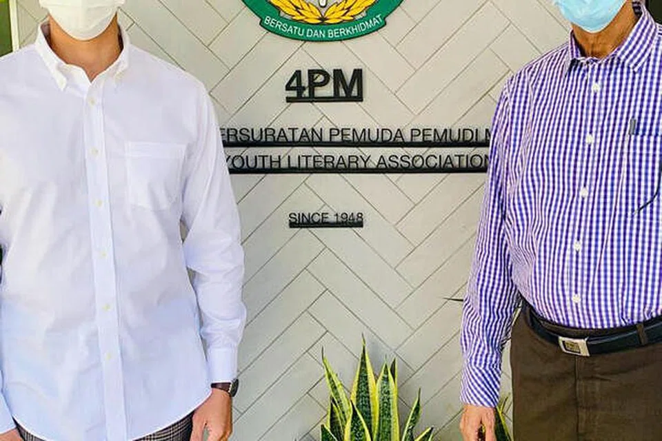 Encik Nassar (kiri) menggantikan Encik Izzuddin sebagai presiden 4PM. - Foto 4PM