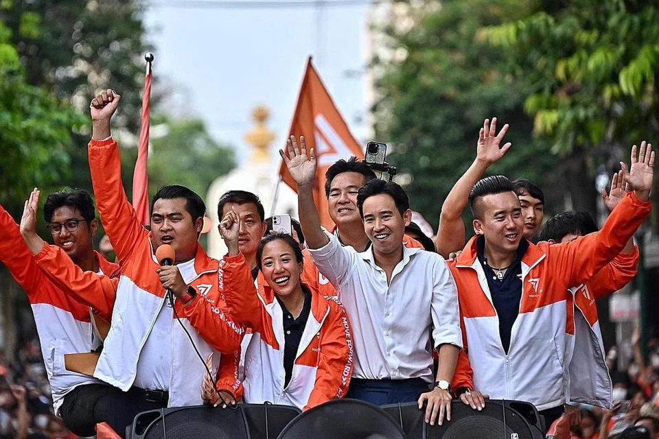 JAWATAN PM JADI REBUTAN: Encik Pita Limjaroenrat (dua dari kanan) mahu dirinya dilantik sebagai perdana menteri Thailand, menggantikan perdana menteri sementara, Encik Prayut Chan-o-cha. - Foto-foto AFP, EPA-EFE