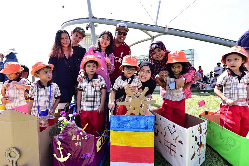 KEPENTINGAN PENYERTAAN IBU BAPA: Keluarga yang terlibat dalam pembelajaran pelajar akan dapat mengukuhkan perkembangan positif dalam harga diri, motivasi dan pencapaian lebih tinggi yang dapat mempertingkat pengetahuan pelajar tersebut. - Foto PPIS