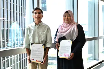 Encik Muhammad Zhoriif Mohamed Azhar (kiri) dan Cik Sahidah Shahmat, yang merupakan peserta program Ready@Work (R@W), menerima Anugerah Pencapaian. Kedua-duanya memanfaatkan kecerdasan buatan (AI) untuk memperkukuh resume sebagai persediaan mencari pekerjaan, sekali gus membantu mereka membuka lembaran kerjaya yang cerah.