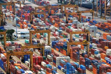 FAKTOR LUARAN: Singapura banyak mengimport barangan dari luar justeru sukar bagi negara ini mengawal harga barangan import. - Foto fail