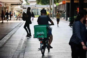 HARUS DILINDUNGI, DIHARGAI: Pekerja platform mengisi keperluan hari ini, oleh itu mereka harus diberi perlindungan, khidmat dan sumbangan mereka dihargai.