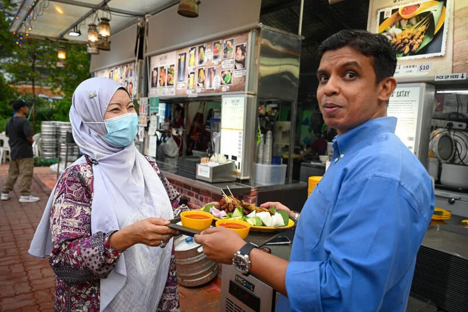TERUJA LAYAN PELANGGAN: Faridah (kiri) gemar berinteraksi dan bersembang santai dengan pelanggannya. 