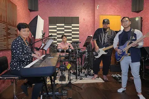 EKSPERIMEN DENGAN IRAMA TULAR: All About Bob yang dianggotai (dari kiri) Siti Farzana, Rayme Hamdi, Muhammad Shafiq dan Adiwira Rahman sentiasa terbuka bagi kerjasama dengan penyanyi Nusantara dan tampil dengan kelainan irama tular bagi setiap single yang dirakam. - Foto BH oleh GAVIN FOO