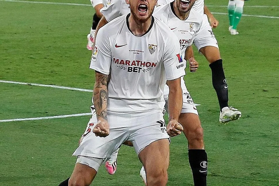 PERSEMBAHAN HEBAT: Pemain Sevilla Lucas Ocampos (depan) meraikan golnya dalam kemenangan 2-0 ke atas Real Betis di stadium Sanchez Pizjuan kelmarin. - Foto REUTERS