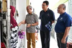 Menteri Pembangunan Sosial dan Keluarga merangkap Menteri Bertanggungjawab bagi Ehwal Masyarakat Islam, Encik Masagos Zulkifli Masagos Mohamad (dua dari kiri), bersama Ketua Eksekutif Majlis Ugama Islam Singapura (Muis), Encik Kadir Maideen (dua dari kanan), serta beberapa sukarelawan menyertai pengagihan daging korban kepada kira-kira 250 penerima skim bantuan Zakat Muis dan Projek Dian@M3 di Tampines pada 30 Jun.