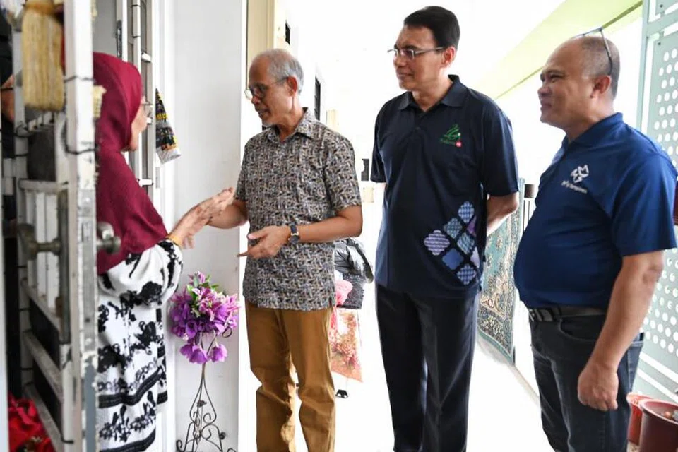 Menteri Pembangunan Sosial dan Keluarga merangkap Menteri Bertanggungjawab bagi Ehwal Masyarakat Islam, Encik Masagos Zulkifli Masagos Mohamad (dua dari kiri), bersama Ketua Eksekutif Majlis Ugama Islam Singapura (Muis), Encik Kadir Maideen (dua dari kanan), serta beberapa sukarelawan menyertai pengagihan daging korban kepada kira-kira 250 penerima skim bantuan Zakat Muis dan Projek Dian@M3 di Tampines pada 30 Jun.