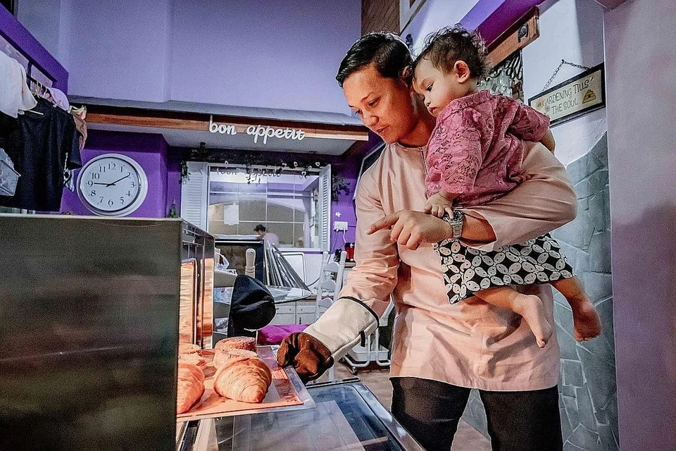 AJAR ANAK ERTI CEKAL: Mantan pegawai tentera Angkatan Bersenjata Singapura (SAF) dan bekas pesakit barah, Encik Fuad Rahim, berharap usaha niaga roti dan pastri yang dibangunkannya akan menjadi ruang untuknya mengajar anaknya erti cekal, kerja keras dan tidak putus asa mencuba. - Foto BH oleh NUR DIYANA TAHA