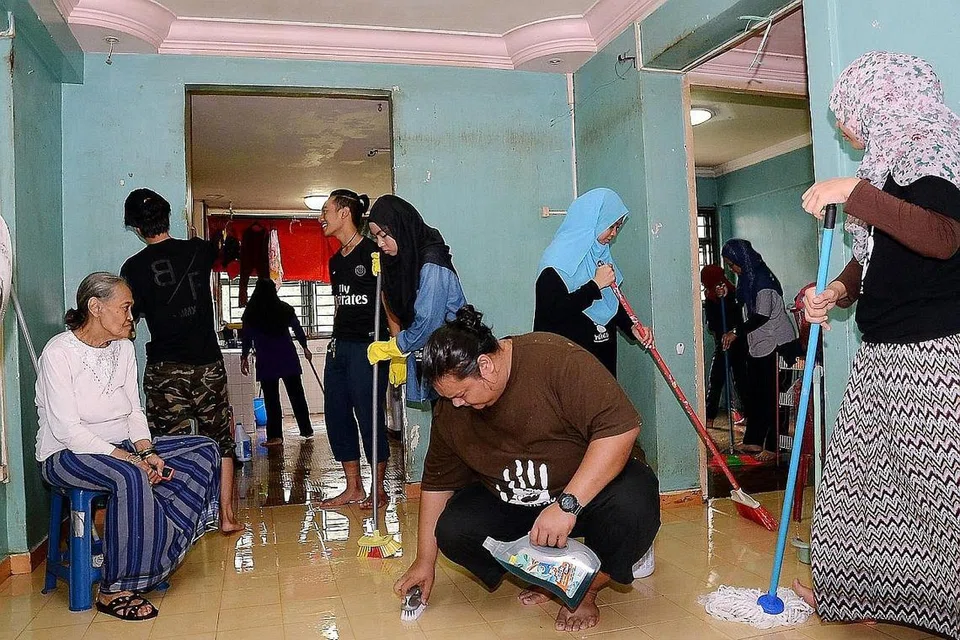 SEMUA ORANG MAMPU SEDEKAH: Sedekah tidak semestinya dengan menggunakan wang atau harta benda lain, sebaliknya ia boleh dilakukan dalam pelbagai bentuk, termasuk membersihkan rumah keluarga memerlukan. Lantas, sesiapa sahaja mampu bersedekah. - Foto fail