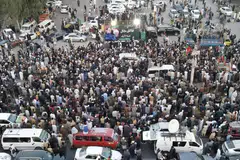 Penyokong parti bekas Perdana Menteri Pakistan, Imran Khan, yang menjalani hukuman penjara, mendesak pembebasannya dalam bantahan di Swabi, di barat laut wilayah Khyber Pakhtunkhwa, Pakistan.