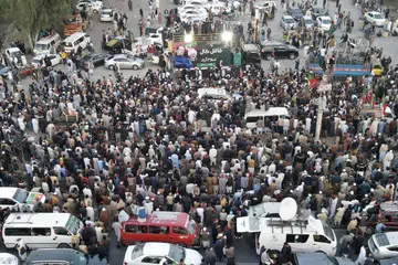 Penyokong parti bekas Perdana Menteri Pakistan, Imran Khan, yang menjalani hukuman penjara, mendesak pembebasannya dalam bantahan di Swabi, di barat laut wilayah Khyber Pakhtunkhwa, Pakistan.