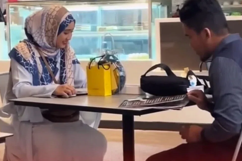 Sambil ‘berdating’ jadi tidak selesa kerana keluarga ikut sama.