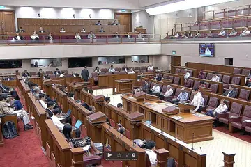 JARAK SELAMAT: Parlimen melaksana langkah jarak selamat mulai semalam, dengan setiap Anggota Parlimen perlu duduk berjauhan antara satu sama lain di dalam Dewan dan galeri dalam usaha mengurangkan risiko penularan Covid-19 - Foto GOV.SG