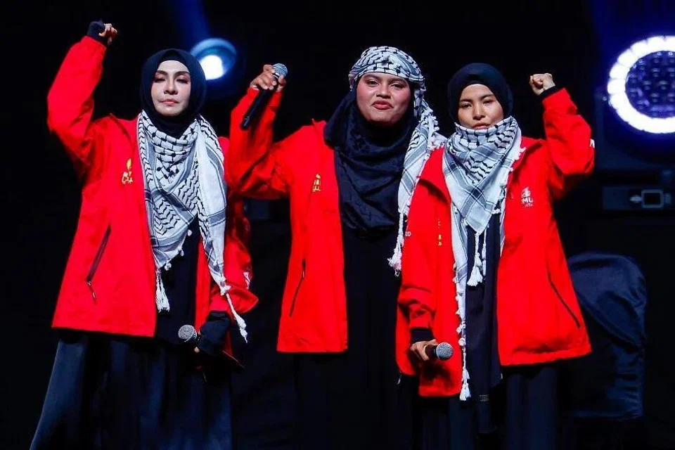 Tiga sukarelawan Malaysia yang menyertai misi kemanusiaan, Global Sumud Flotilla (GSF) ke Gaza, Palestin. Dari kiri: Penyanyi, Cik Zizi Kirana; aktivis Cik Iylia Balqis Suhaimi dan pelakon, Cik Ardell Aryana, pada Himpunan Solidariti Bersama Gaza: Gelombang Malaysia, Palestin Merdeka di Axiata Arena, Bukit Jalil, Kuala Lumpur, pada 8 Oktober.