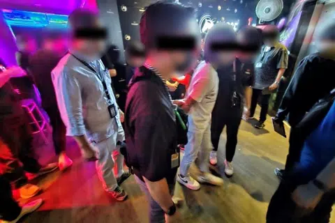 BANTERAS KEGIATAN HARAM: Pegawai polis menjalankan pemeriksaan di sebuah pusat hiburan awam di 21 Cuscaden Road yang merupakan sebahagian daripada satu siri operasi berlangsung dari 19 hingga 25 Mei.