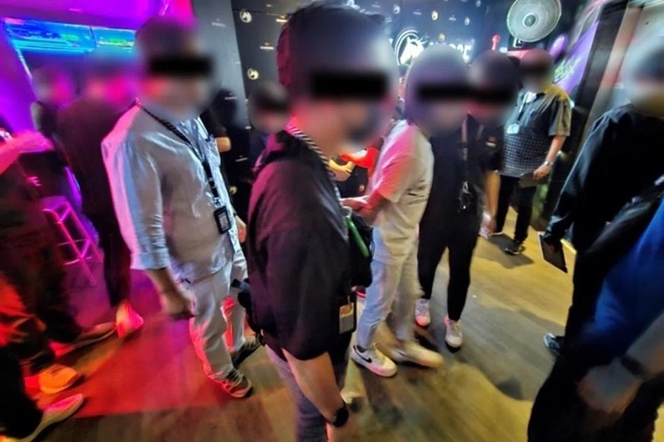 BANTERAS KEGIATAN HARAM: Pegawai polis menjalankan pemeriksaan di sebuah pusat hiburan awam di 21 Cuscaden Road yang merupakan sebahagian daripada satu siri operasi berlangsung dari 19 hingga 25 Mei.