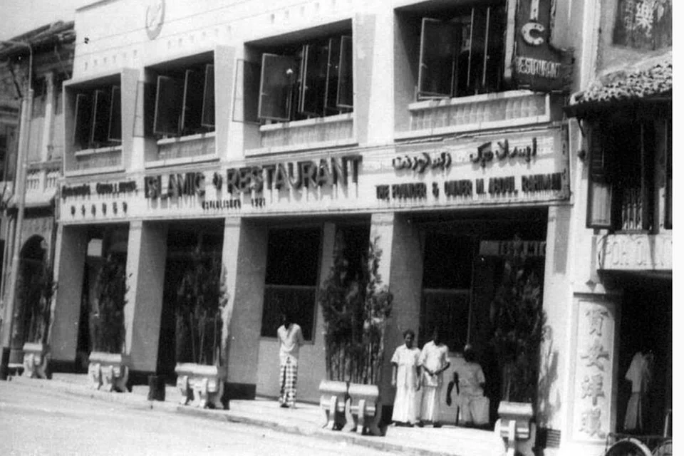 BERSEJARAH: Restoran Islamic dibuka pada 1921 oleh Allahyarham M. Abdul Rahiman, ketua tukang masak keluarga Alsagoff berketurunan Arab yang terkenal dengan hidangan beriani. - Foto FACEBOOK RESTORAN ISLAMIC 