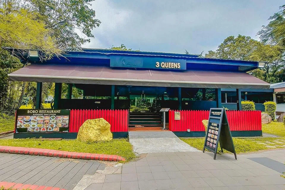 Di sebelah McDonald's pula merupakan bangunan di 580 Queensway, yang juga telah banyak kali bertukar tangan. Penyewa terkini ialah sebuah restoran Thailand, Bobo Restaurant. - Foto BH oleh NUR DIYANA TAHA
