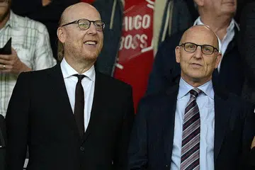 PULIHKAN HUBUNGAN DENGAN PEMINAT: Pengerusi bersama Manchester United Avram Glazer (kiri) dan Joel Glazer (kanan) menghadiri perlawanan di Old Trafford pada 2016. - Foto fail