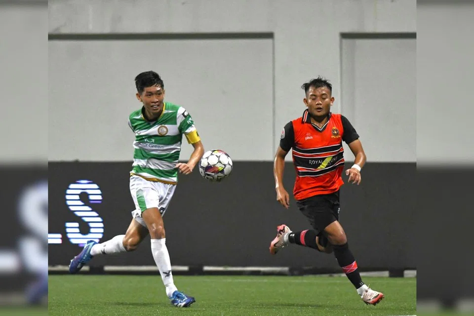 Hakeme Yazid (kanan) memastikan kemenangan Brunei DPMM dengan menjaringkan dua gol. Hakeme dicabar pemain pertahanan Geylang, Joshia Pereira.  