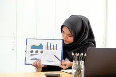BIJAK MEMILIH: Langkah memilih penasihat kewangan yang baik boleh membantu anda mengembangkan pelaburan dan simpanan anda. - Foto hiasan ISTOCKPHOTO